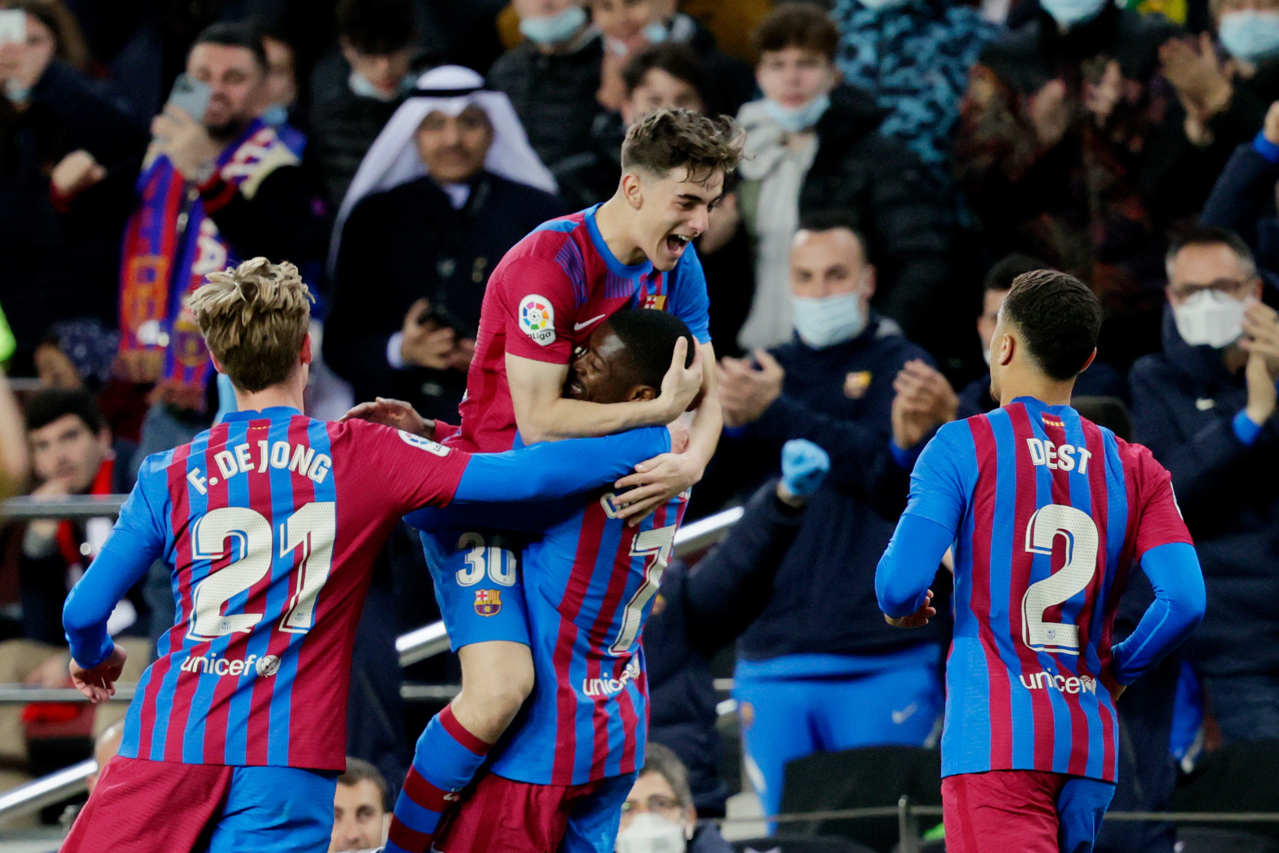 Sergino Dest viert goal Ousmane Dembele bij FC Barcelona