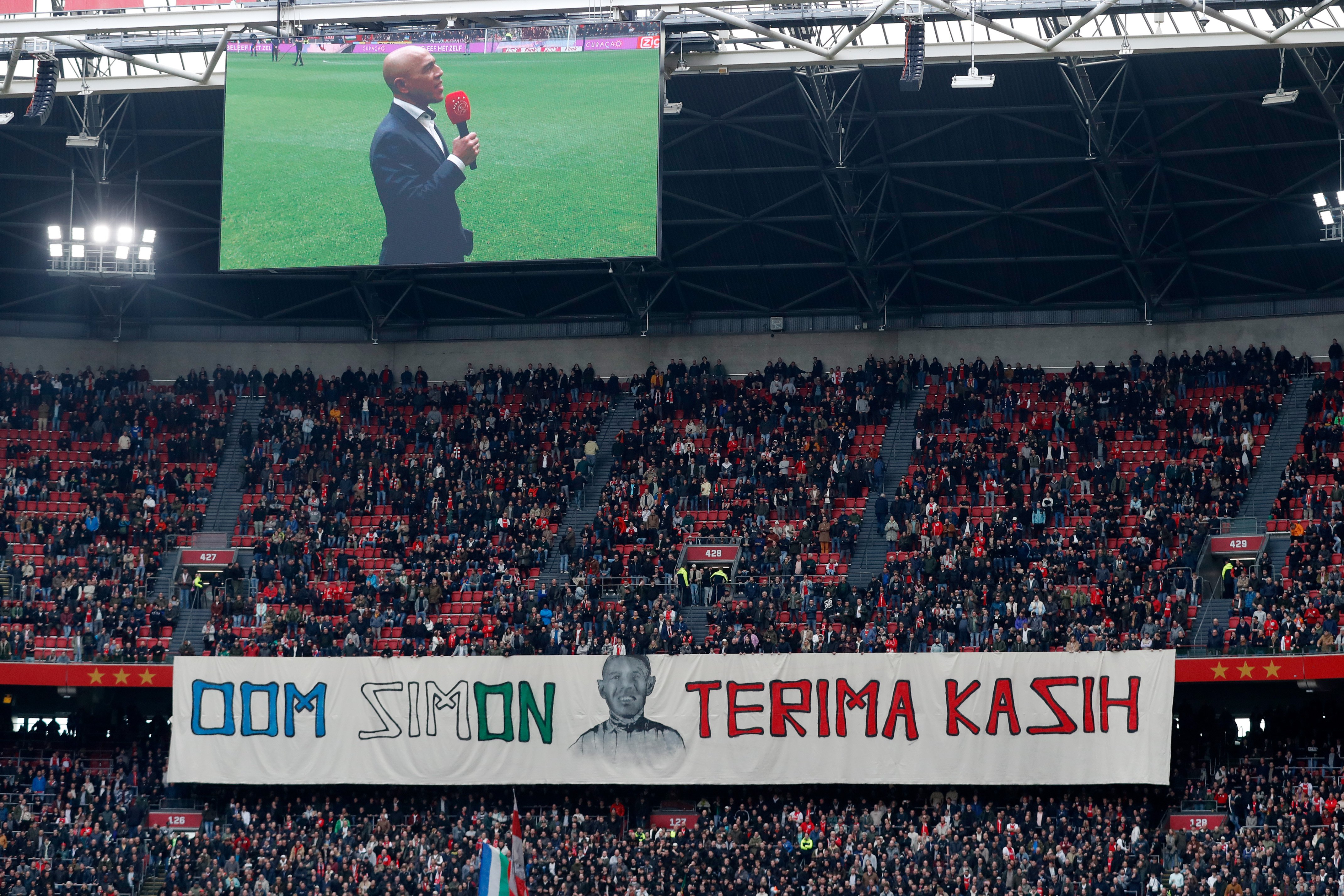 simon tahamata neemt afscheid bij ajax en spreekt ajax supporters toe