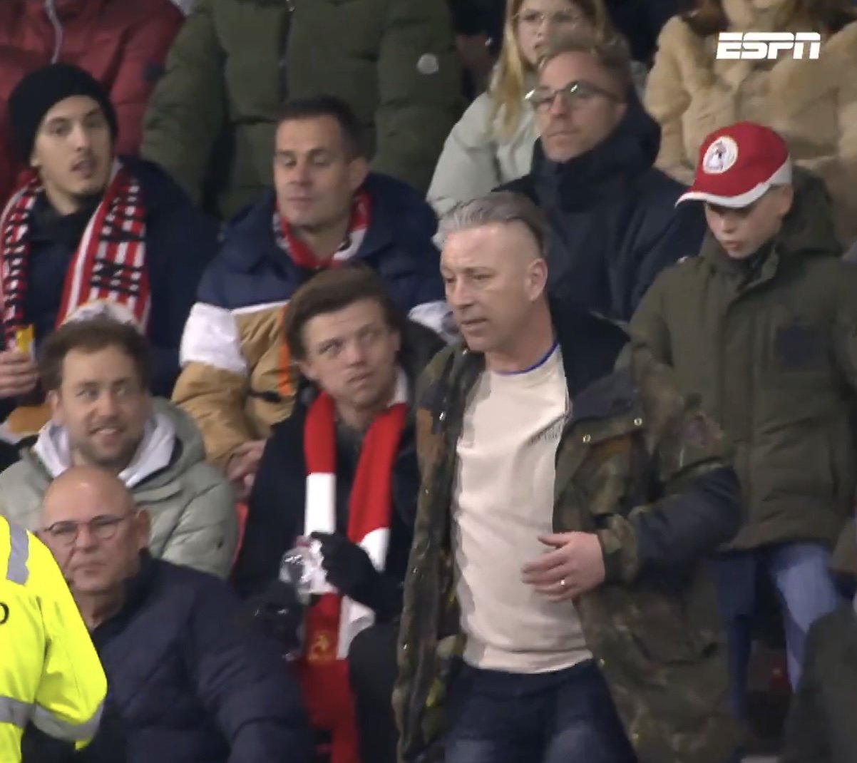 een steward neemt de jonge sparta-supporter mee die een bal probeerde mee te nemen bij sparta-az