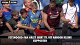 Bah! Feyenoord-fan grist shirt Til uit handen van kleine supporter