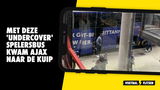 Met deze 'undercover-spelersbus' kwam Ajax naar de Kuip
