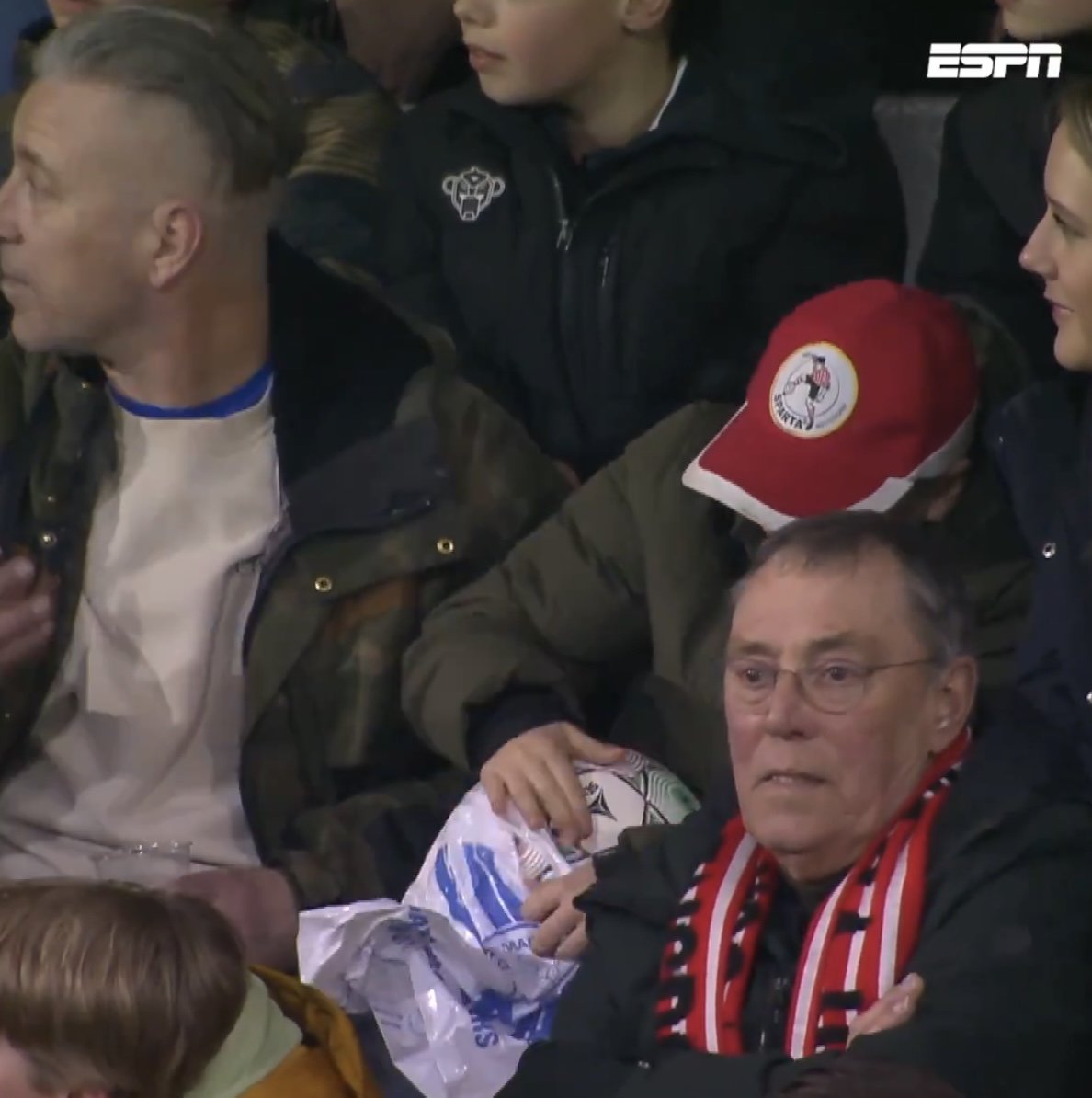 jonge sparta-fan probeert bal te stelen tijdens sparta-az