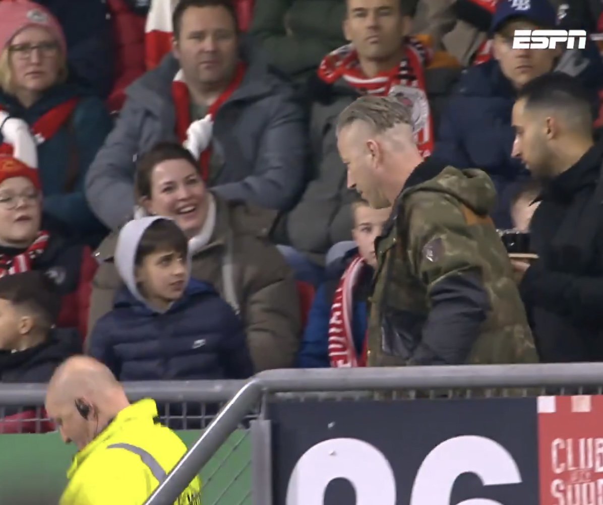 sparta-supporter wordt meegenomen met zijn vader door een steward voor een reprimande