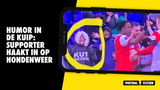 Humor in De Kuip: supporter haakt op hilarische wijze in op hondenweer