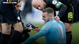 Justin Bijlow raakt opnieuw geblesseerd op bezoek bij AZ en is zichtbaar geëmotioneerd.