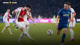 Menig kijker van Ajax - PSV ergert zich aan de non-verbale communicatie van Luuk de Jong.