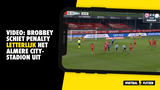 VIDEO: Brobbey schiet penalty letterlijk het Almere City-stadion uit