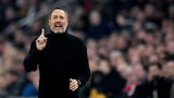 John van 't Schip met Ajax op bezoek bij Heerenveen. De Ajax-supporters hebben vertrouwen in een goede afloop voor Ajax.