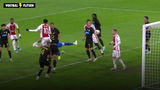 VIDEO, GOAL: Akpom profiteert van blunderende doelman en opent de score