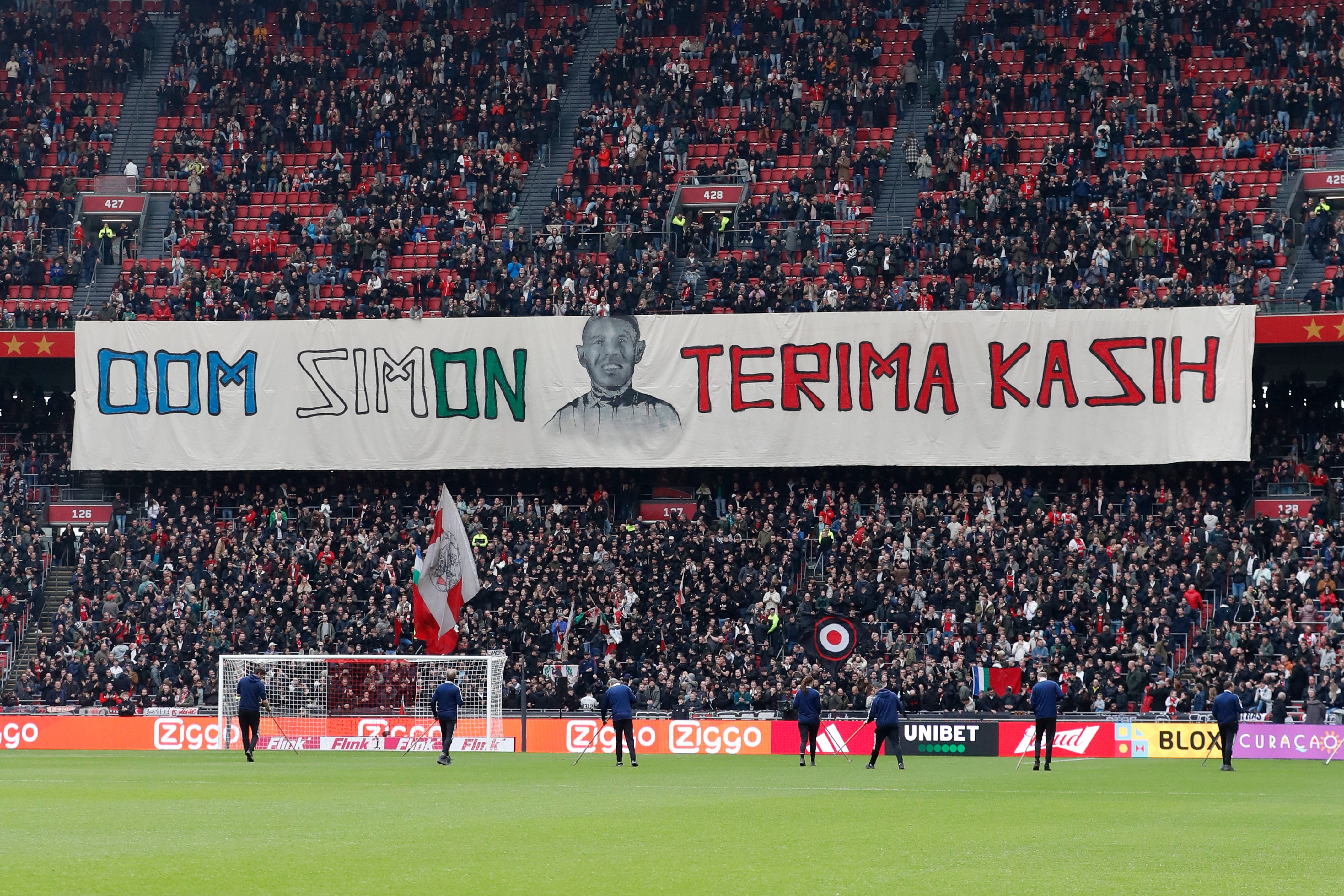 oom simon tahamata staat op een spandoek bij ajax-fc utrecht. bedankt voor alles